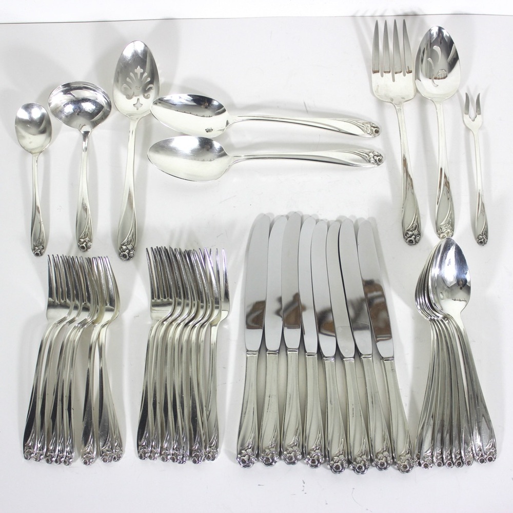 1950 Daffodil 4 piece Place Setting for 8 Matching Set Plus Hostess Serving